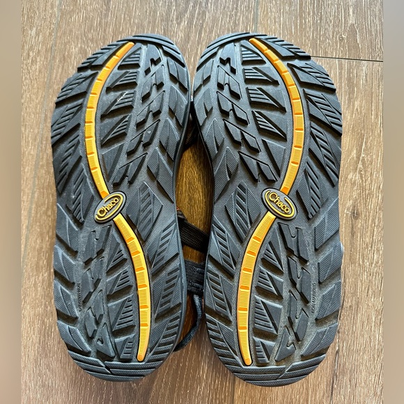 NWOT Grey Z/2 Classic Chaco Sandals with Orange Pattern - Picture 6 of 9
